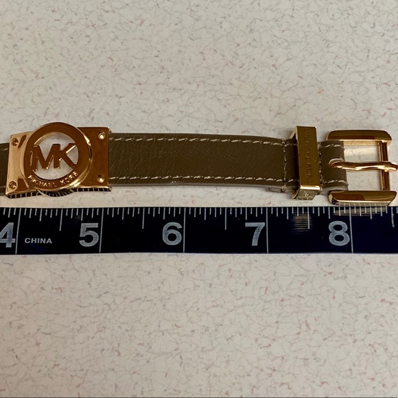 MICHAEL KORS GOLD PLATE LOGO W/ADJ. BRACELET *GUC - Picture 7 of 8